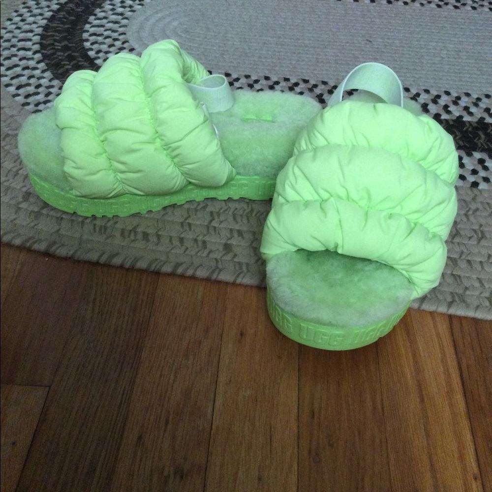 UGG PUFF Yeah sandal